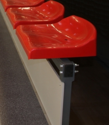 Sedadlo s nízkou opěrkou - na konstrukci