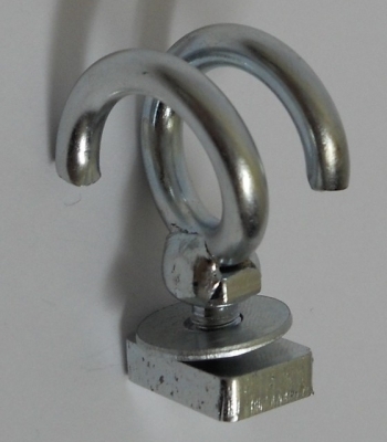 Háček a matice na upevnění sítě k brance