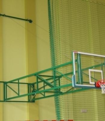 Basketbalová konstrukce skládaná na bok stěny