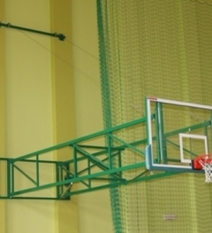 Basketbalová konstrukce skládaná na bok stěny
